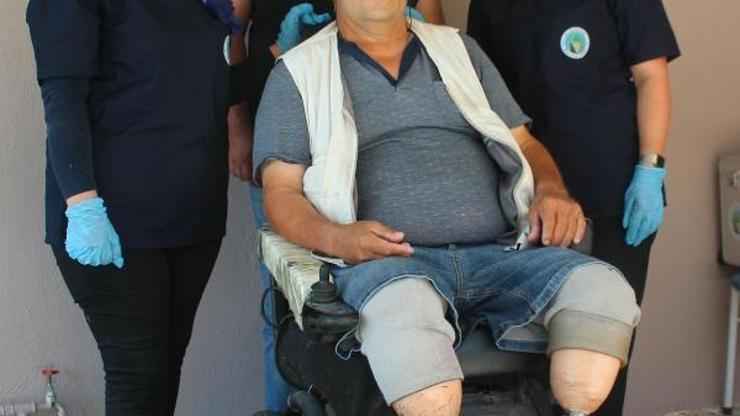 Alaşehirde iki bacağı protezli hastaya evde bakım hizmeti