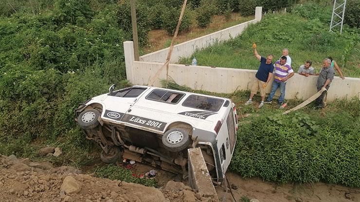 Fındık işçilerini taşıyan minibüs şarampole devrildi: 13 yaralı