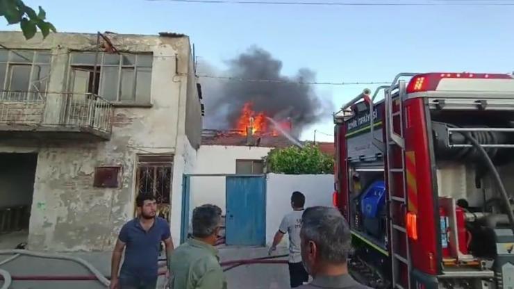 İzmir’de korkutan yangın: 5 ev zarar gördü
