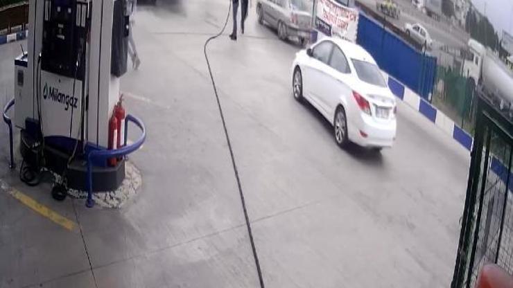 Akaryakıt istasyonunda alev alan otomobile çalışanlar müdahale etti
