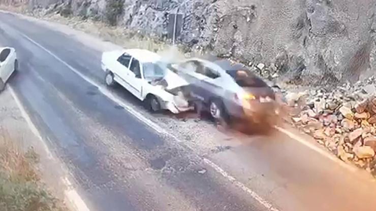 2 aracın kafa kafaya çarpıştığı feci kaza kamerada