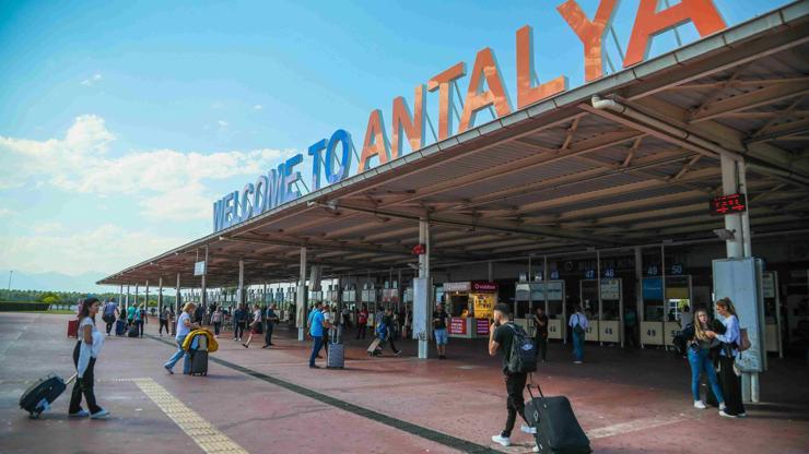 Antalyaya hava yoluyla gelen turist sayısı 9 milyonu aştı