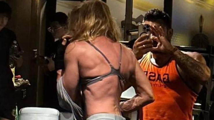 Biricik Sudenın sırt kasları olay oldu