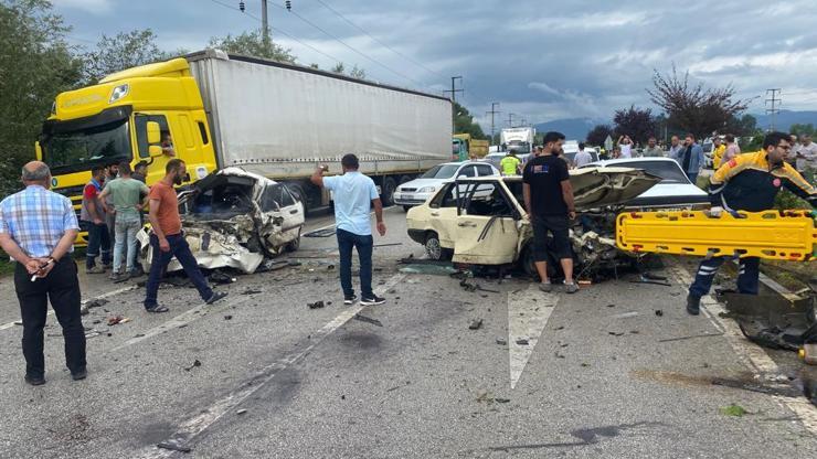 Karşı şeride geçen otomobil, iki araca çarptı: 1 ölü, 2 yaralı