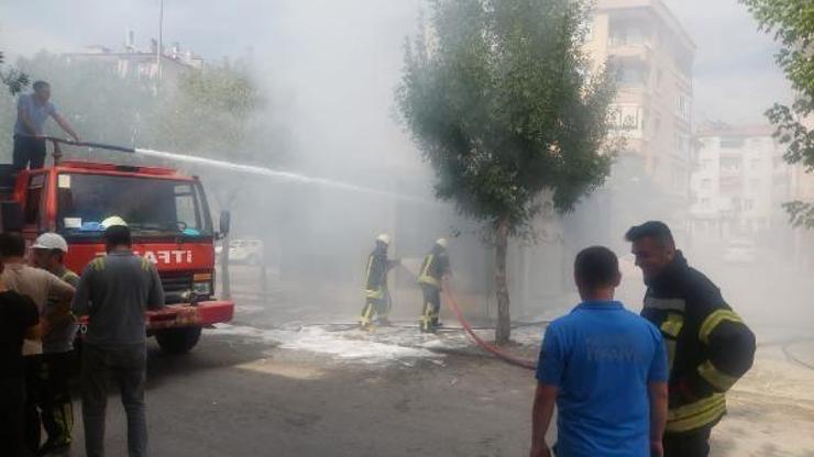 Şehir merkezinde alev alan trafoyu itfaiye söndürdü