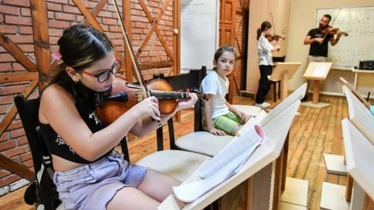 Muratpaşalı çocuklar sanatla iç içe