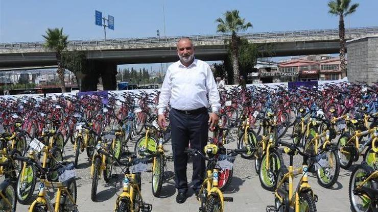 Canikte çocuklar hediyelerine kavuşuyor