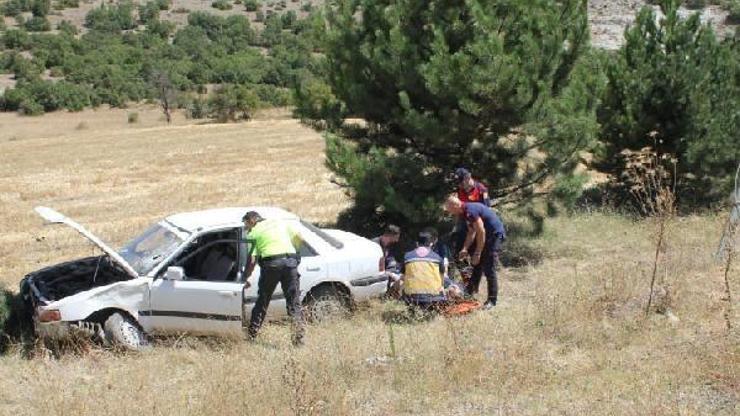 Yoldan çıkan otomobildeki anne ve oğlu yaralandı