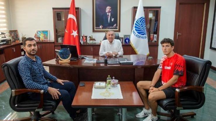 Milli atletten Başkan Akay’a ziyaret