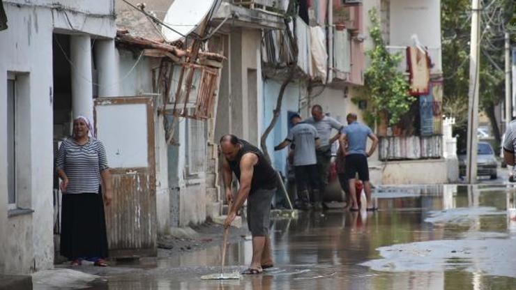 İzmirde inşaat çalışması sırasında su borusu patladı; evleri su bastı