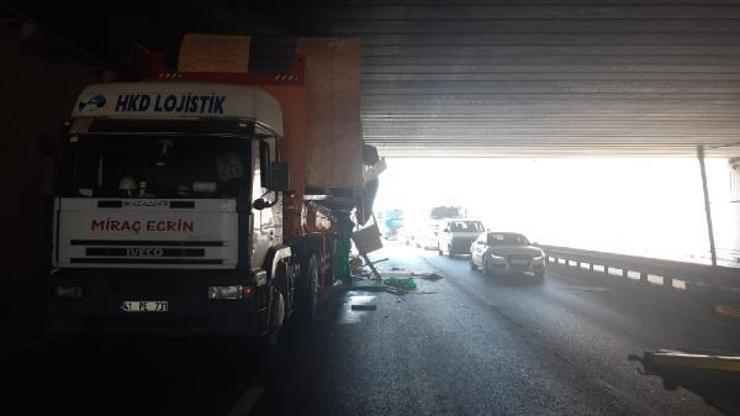 İş makinesi yüklü TIR, köprü altında sıkıştı