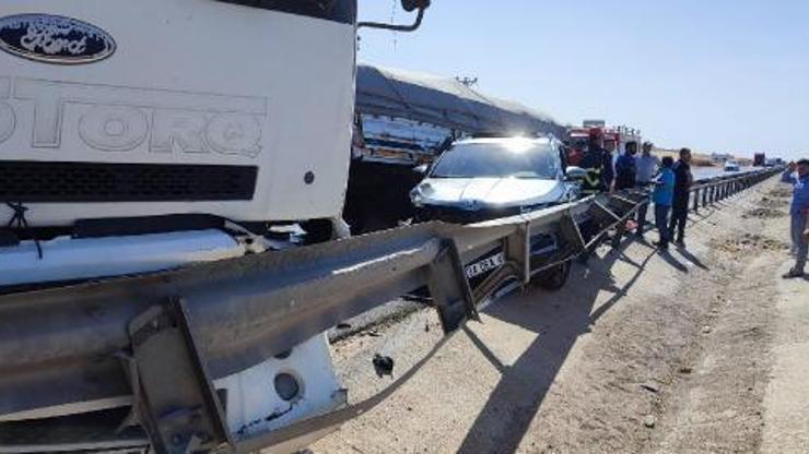 Mardin’de TIR’ın çarptığı cip bariyerlere sıkıştı: 2 yaralı
