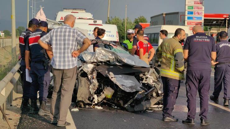 Bursada feci kaza: Otomobil, TIRa çarptı