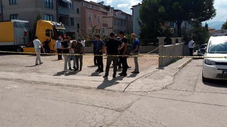 Kardeşlerin silahlı kavgasında 2 araca mermi isabet etti