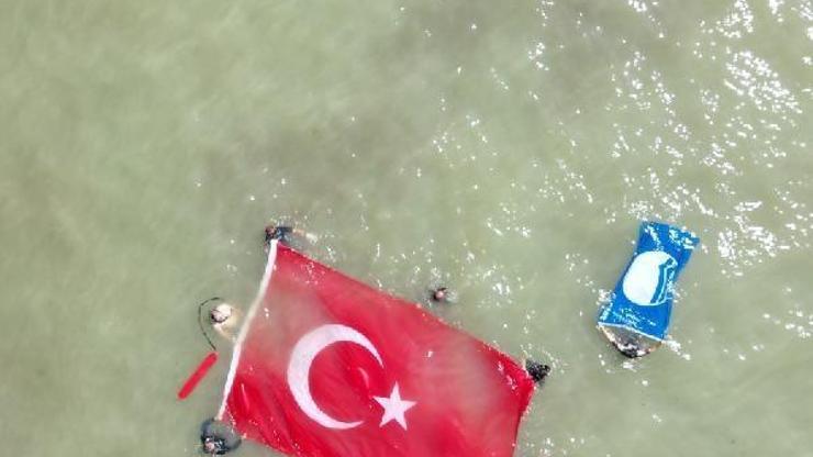 Çevre kirliliğine dikkat çekmek için denizde Türk Bayrağı açtılar
