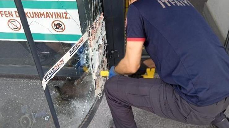 Batmanda başı döner kapıya sıkışan yavru köpeği itfaiye kurtardı