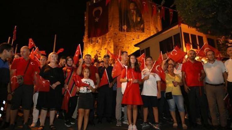 Alanyada Zafer Bayramı fener alayı ve konserle kutlandı