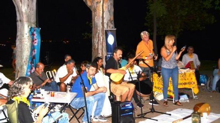 Plajda şiir gecesi