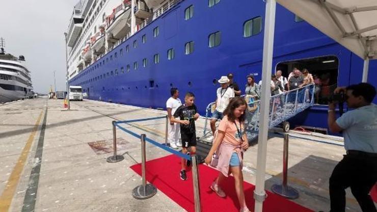 Egede ilk seferine çıkan kruvaziyer gemisi, Kuşadası Limanına demirledi