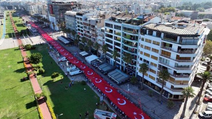 İzmirde kurtuluş kutlamasında 350 metrelik Türk bayrağı taşınacak