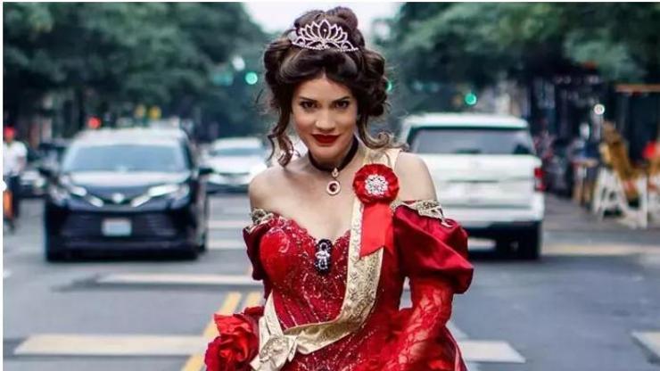 Ayça Varlıer kraliçe rolüyle New York’ta