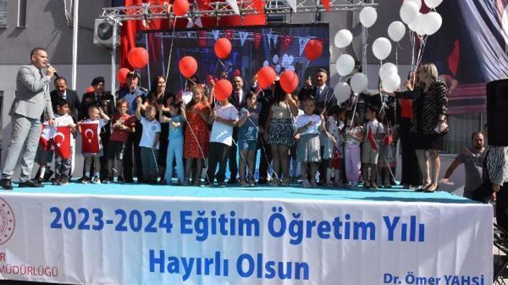 İzmirde ilk gün heyecanı; 736 bin 186 öğrenci dersbaşı yaptı