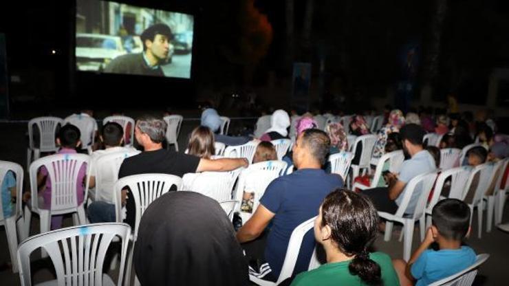Akdeniz Belediyesi açık hava sinemasıyla nostaljiyi yaşatıyor