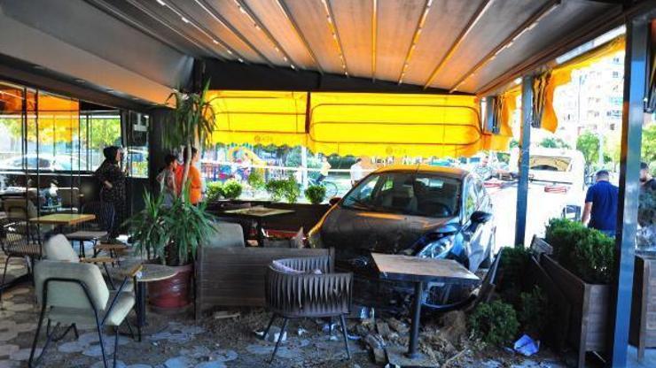 Manisada virajda kontrolden çıkan otomobil pastaneye daldı, 2 yaralı