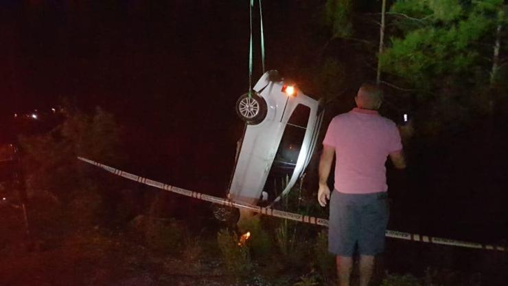 Antalyada sır olay Ağaçların arasında bulunan araçtan ceset çıktı