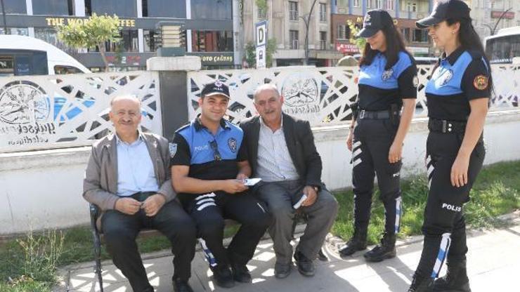 Hakkaride polisten dolandırıcılığa karşı broşürlü uyarı