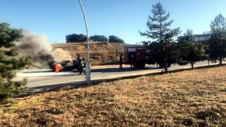 Üniversite kampüsünde, otomobilin motoru yandı