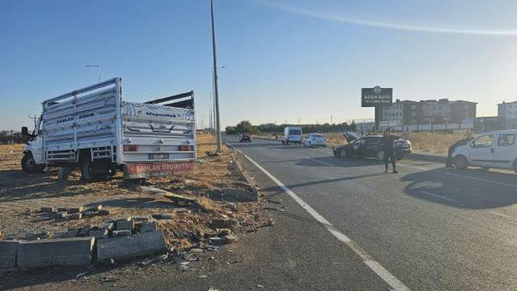 Adıyamanda kamyonetle otomobil çarpıştı: 2 yaralı
