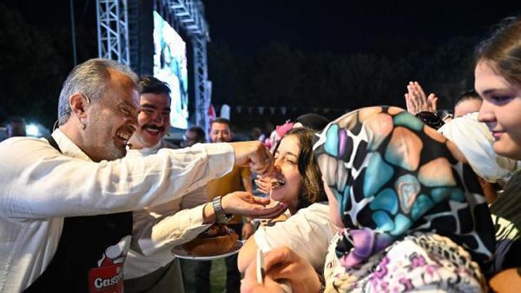 Gastronomi Festivalinde Başkan Aktaş pişirdi, vatandaşlar yedi