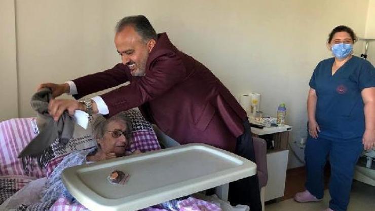 Başkan Aktaş, yardım ettiği Sayide Ağır’ı huzurevinde ziyaret etti