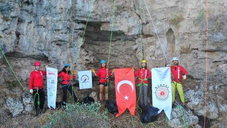 Dağcılar falezlerde temizlik yaptı