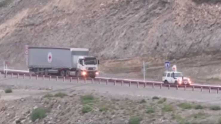 Karabağ’a insani yardım tırlarının geçişi başladı