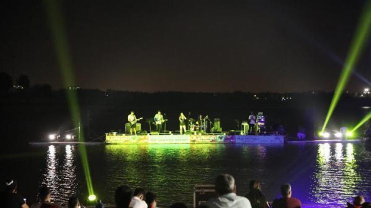 Altın Koza kapsamında göl üzerinde konser