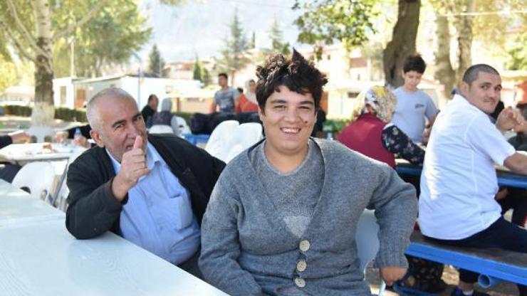 Engelliler Eğirdir Gölünde kamp yaptı