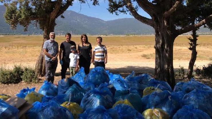 Can çekişen Avlan Gölünü temizlediler