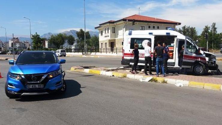Ciple çarpışan ambulansın şoförü yaralandı
