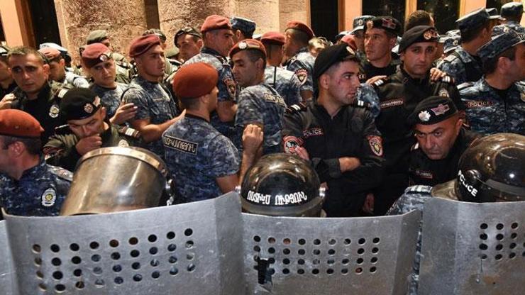 Ermenistan’da istifa sesleri yükseliyor Polis ile Paşinyan karşıtları arasında arbede
