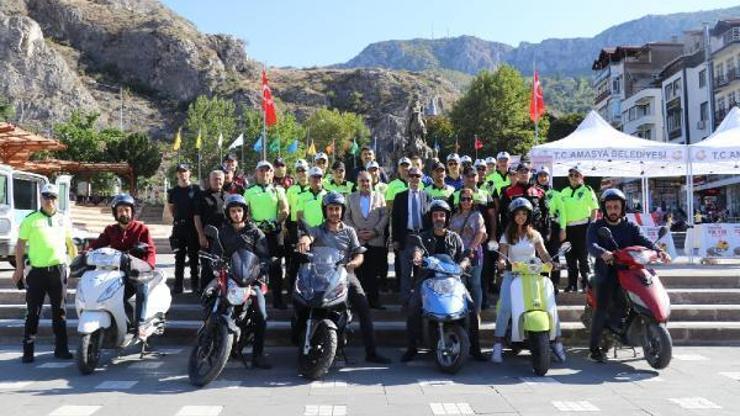 Amasya’da polis, ceza kesmek yerine kask dağıttı