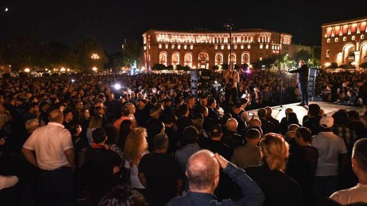 İstifa sesleri yükselmeye devam ediyor Paşinyana yönelik protestolar 3. gününde