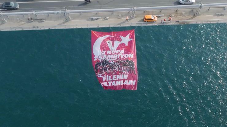 Filenin Sultanları’nın ‘2 Kupa 1 Şampiyon’ yazılı bayrağı Boğaz’daki köprülere asıldı