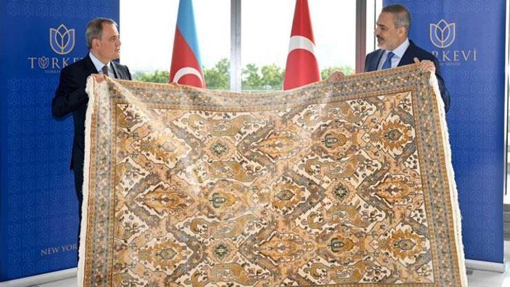Bakan Fidana Azerbaycanlı mevkidaşından anlamlı hediye