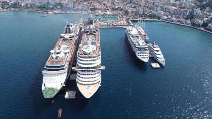 Kuşadasına 1 günde 7 kruvaziyerle 8 bin 370 turist geldi