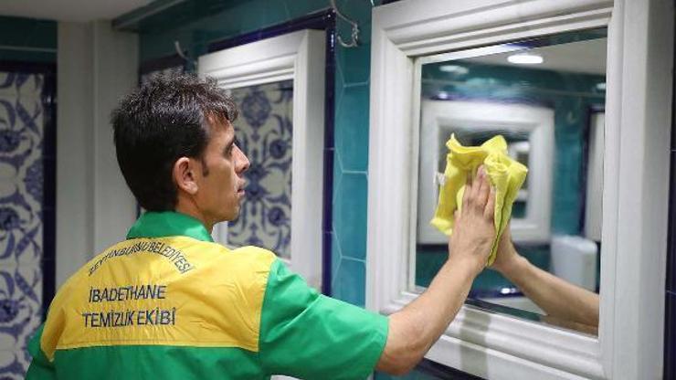 Zeytinburnu’nda camiler gül suyuyla yıkandı