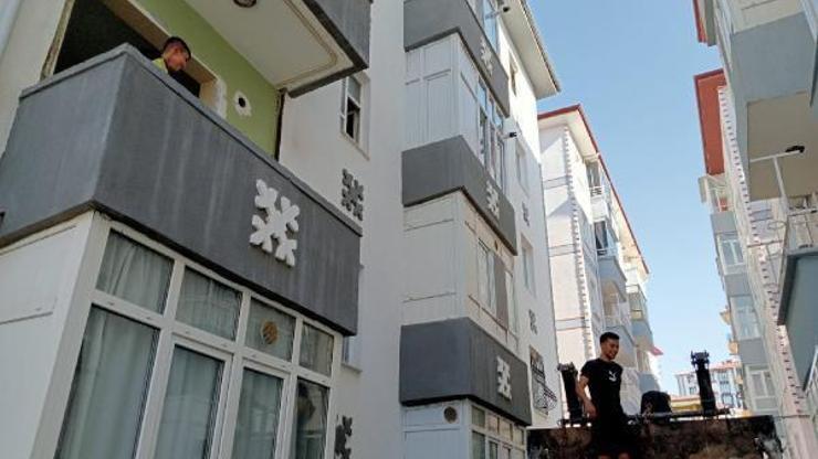 Ağır hasarlı binada mahsur kalan çocuk kurtarıldı