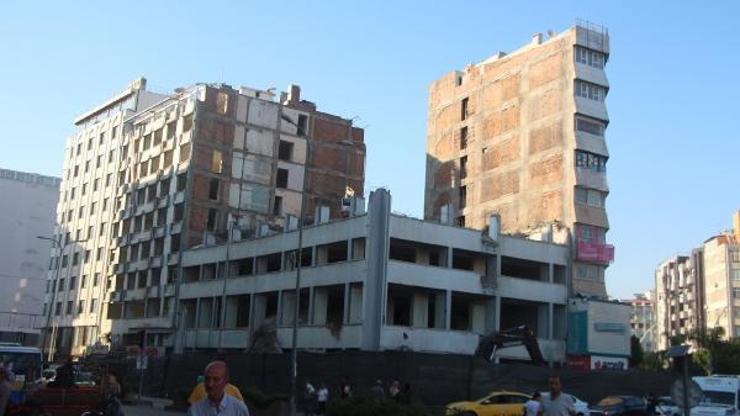 Tapu binası yıkılınca duvar komşusu iş hanı, ilginç görüntü oluşturdu