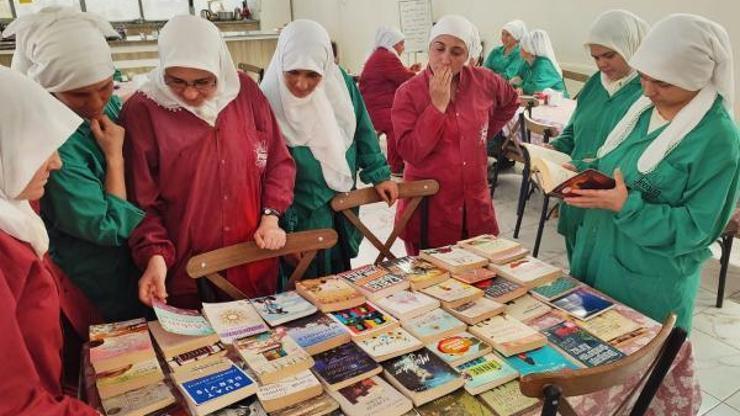 Sera çalışanı kadınlara kitap okuma saati